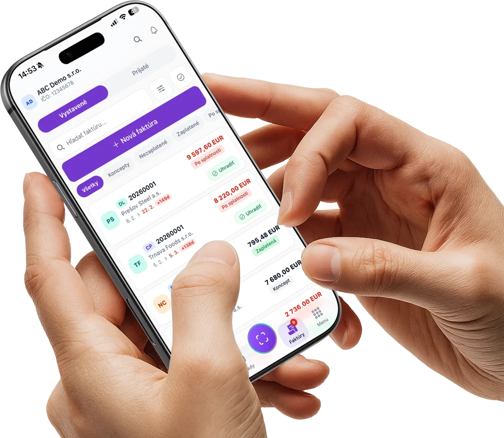 Ruce držící telefon s otevřenou aplikací eFaktura